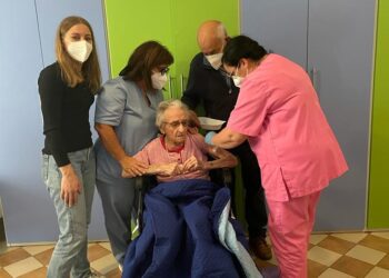 Comiso: la signora Maria a 107 si sottopone alla terza dose di vaccino