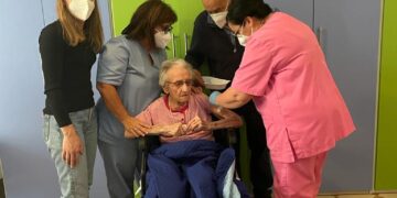 Comiso: la signora Maria a 107 si sottopone alla terza dose di vaccino