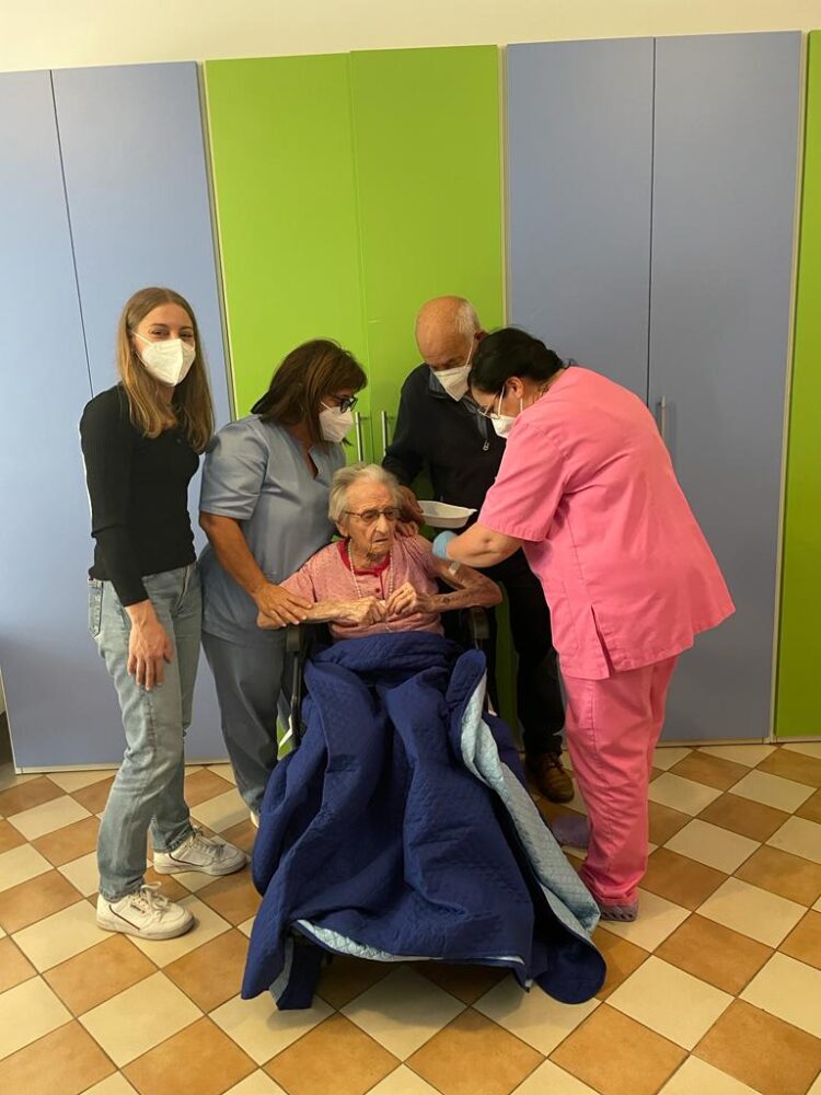 Comiso: la signora Maria a 107 si sottopone alla terza dose di vaccino