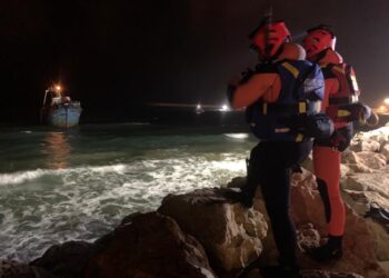 Peschereccio incagliato fra gli scogli al porto di Pozzallo, salvati 430 migranti