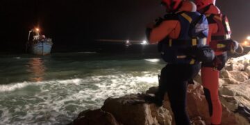 Peschereccio incagliato fra gli scogli al porto di Pozzallo, salvati 430 migranti