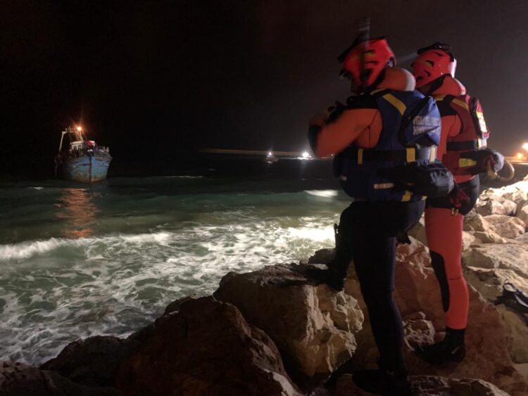 Peschereccio incagliato fra gli scogli al porto di Pozzallo, salvati 430 migranti