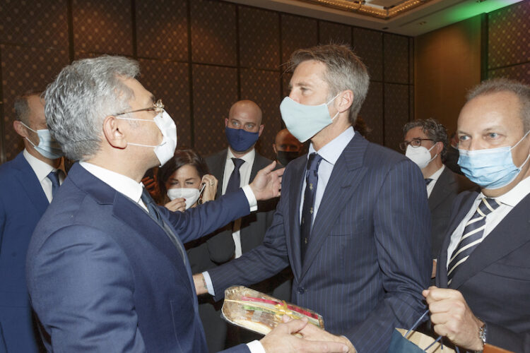 L’autore del libro “I Siciliani I Dolci I Savoia” decorato con la Croce d’Argento dal Principe Emanuele Filiberto di Savoia