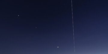 Sicilia: il suggestivo passaggio della stazione spaziale internazionale. La foto