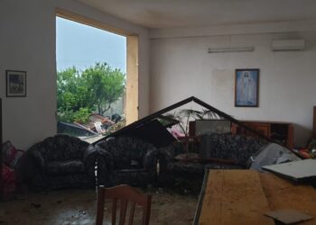 Oltre 30 interventi dei vigili del fuoco a causa della tromba d’aria. Case sventrate, alberi divelti, tetti volati via
