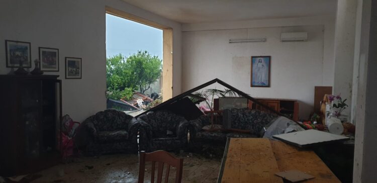 Oltre 30 interventi dei vigili del fuoco a causa della tromba d’aria. Case sventrate, alberi divelti, tetti volati via