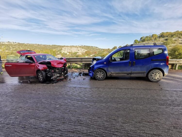 Incidente frontale sulla Modica-Noto: ferita una donna