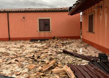Oltre 30 interventi dei vigili del fuoco a causa della tromba d’aria. Case sventrate, alberi divelti, tetti volati via