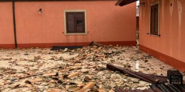 Oltre 30 interventi dei vigili del fuoco a causa della tromba d’aria. Case sventrate, alberi divelti, tetti volati via