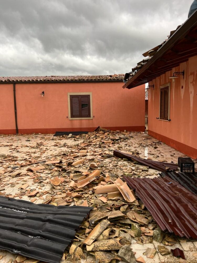 Oltre 30 interventi dei vigili del fuoco a causa della tromba d’aria. Case sventrate, alberi divelti, tetti volati via