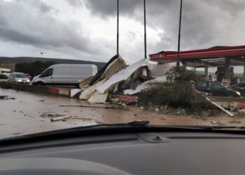 Tromba d’aria: devastata la lukoil sulla Comiso-Chiaramonte