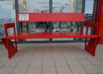 A Ragusa installata panchina rossa nello store Interspar. Iniziativa di Ergon e Centro Italiano Femminile