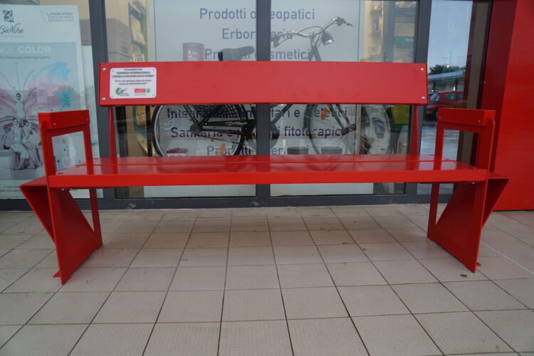 A Ragusa installata panchina rossa nello store Interspar. Iniziativa di Ergon e Centro Italiano Femminile