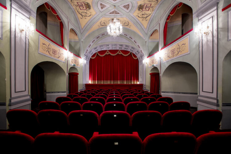 Parte “Un sogno chiamato palcoscenico” la nuova stagione del Teatro Donnafugata di Ragusa Ibla. Si torna in presenza da dicembre