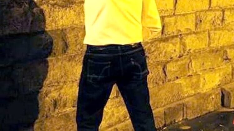 Modica: sorpresi a urinare in strada, sanzione per tre ragazzi