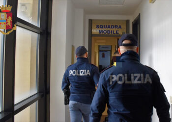 Tentato omicidio: 5 persone arrestatte a Vittoria. Spararono contro la porta di un’abitazione