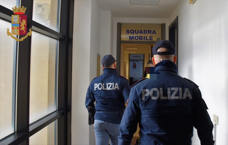 Tentato omicidio: 5 persone arrestatte a Vittoria. Spararono contro la porta di un’abitazione