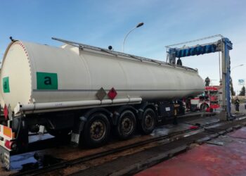 Pulivano un’autocisterna ma restano storditi dai vapori del gasolio: salvati due operai sulla Vittoria-Acate