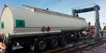 Pulivano un’autocisterna ma restano storditi dai vapori del gasolio: salvati due operai sulla Vittoria-Acate