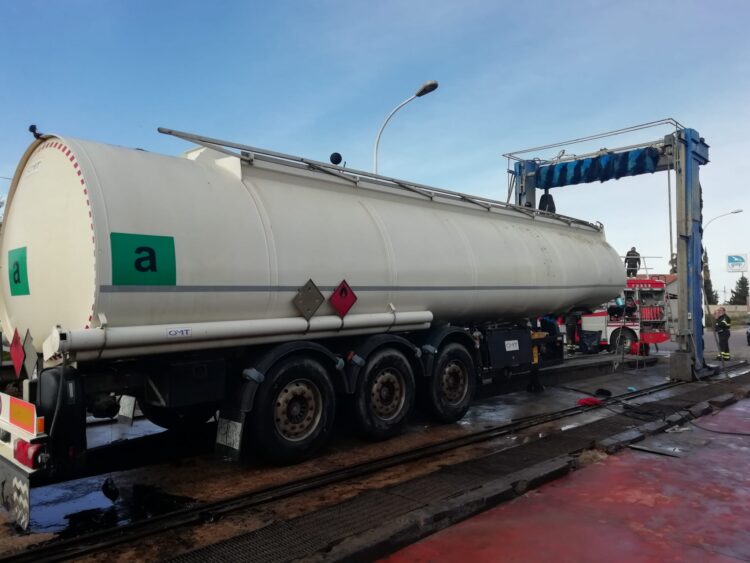 Pulivano un’autocisterna ma restano storditi dai vapori del gasolio: salvati due operai sulla Vittoria-Acate