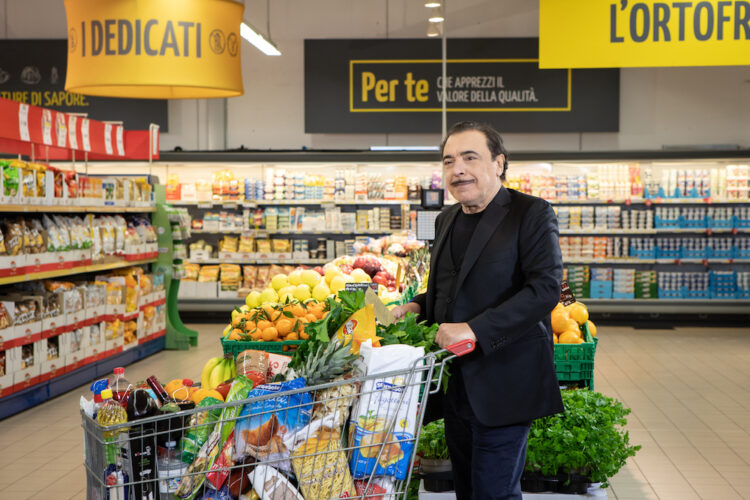 L’attore comico Nino Frassica rafforza il rapporto con ARD Discount. Sarà brand ambassador anche per il 2022 e 2023