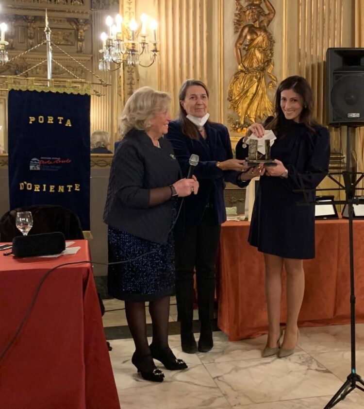 La scrittrice siciliana Costanza Diquattro con il suo romanzo “Donna Fugata” ha vinto il premio Porta d’Oriente