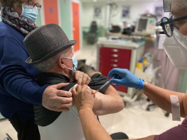 Al reparto oncologico dell’ospedale “Maria Paternò Arezzo” somministrate 100 dosi di vaccino anti-Covid