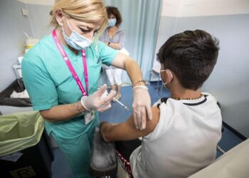 Covid, al via campagna “booster” per target 12-15 anni: da oggi le prenotazioni
