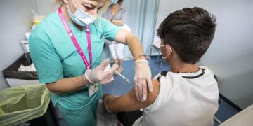Covid, al via campagna “booster” per target 12-15 anni: da oggi le prenotazioni