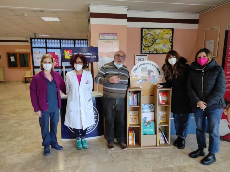 Una piccola biblioteca allestita nel reparto di Pediatria del maggiore di Modica