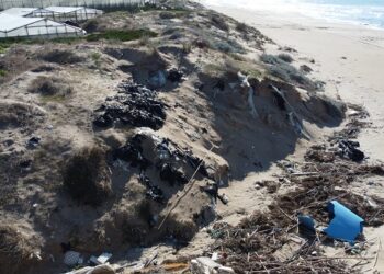 Sotto le dune di sabbia, i rifiuti: sequestrati 62 mila metri quadrati di spiaggia a Marina di Acate