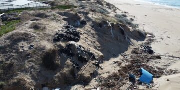 Sotto le dune di sabbia, i rifiuti: sequestrati 62 mila metri quadrati di spiaggia a Marina di Acate