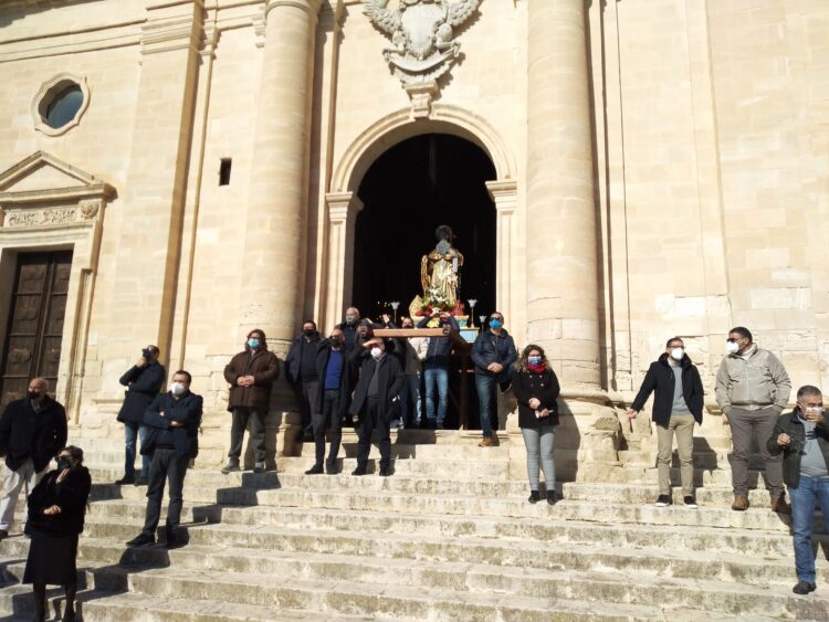 Sant’Antonio Abate a Giarratana: il simulacro, simbolicamente, fuori dalla chiesa