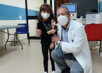 Bianca, sei anni, ha fatto il vaccino e ha raccontato a tutti del dott. Biagio: il suo eroe