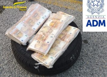 Importava denaro da Malta nascondendolo nella ruota di scorta: sequestro a Pozzallo