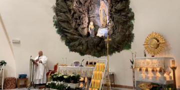 Il rito delle 15 visite alla Madonna di Lourdes nella chiesa di San Michele Arcangelo a Ragusa