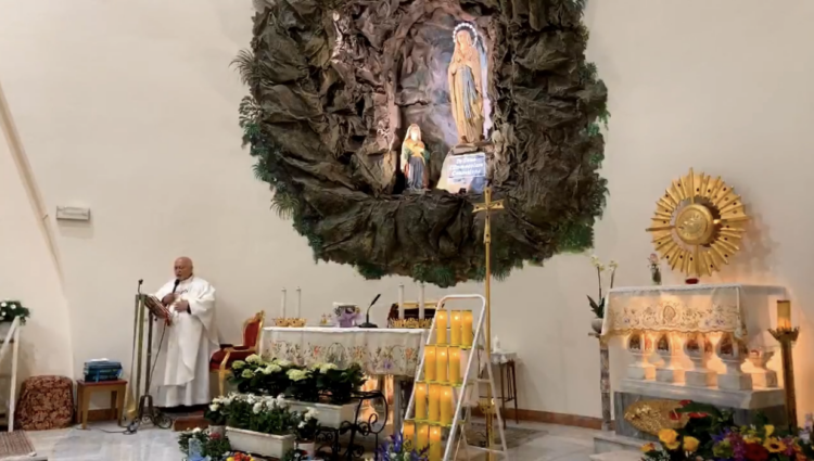 Il rito delle 15 visite alla Madonna di Lourdes nella chiesa di San Michele Arcangelo a Ragusa