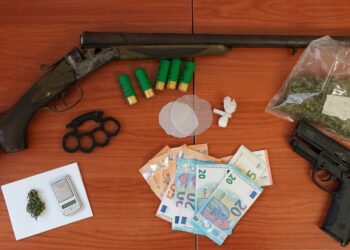 Vittoria: arrestati conviventi per armi e droga
