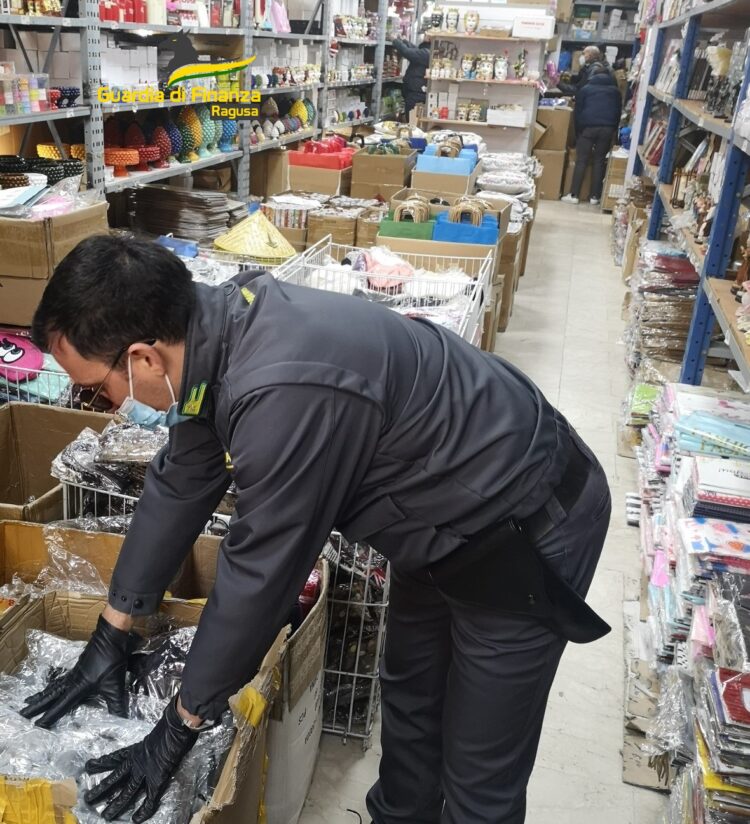 Vittoria: sequestrati 149 mila articoli di carnevale non sicuri