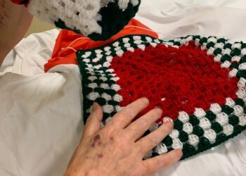 Sotto la sua croce con il filo della cura: iniziativa all’Hospice di Ragusa