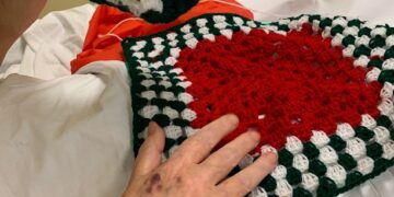 Sotto la sua croce con il filo della cura: iniziativa all’Hospice di Ragusa