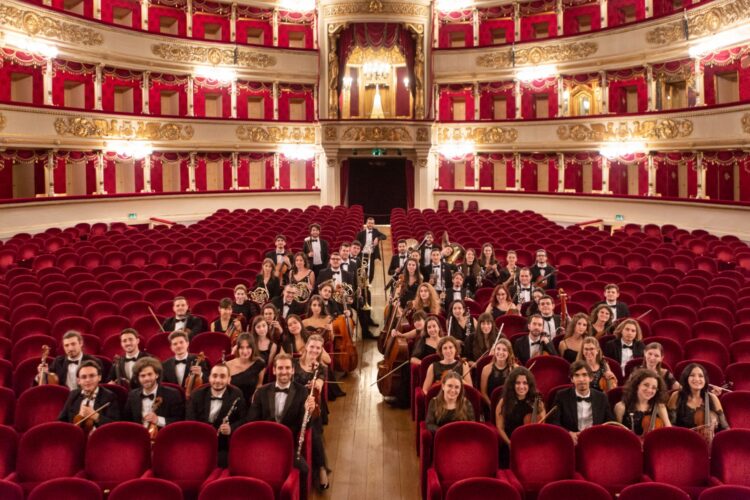 Milano e Ragusa nuovamente unite dalla musica. Il primo violino de La Scala e l’orchestra dell’Accademia La Scala insieme per il Concerto di Primavera al Teatro Donnafugata di Ragusa Ibla. Il 31 marzo