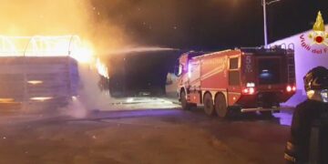 Incendio in una segheria di Vittoria utilizzata per gli imballaggi dei prodotti orticoli