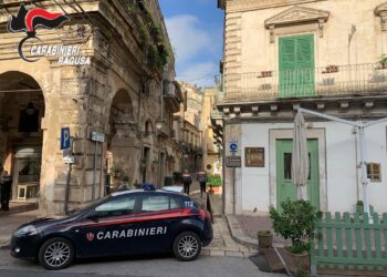 Ubriaco, sfonda le porte di un condominio a Modica. Arrestato