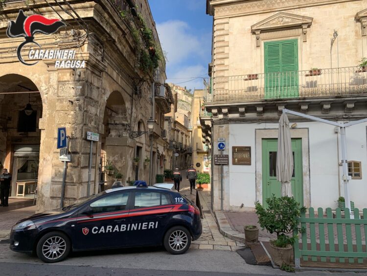 Ubriaco, sfonda le porte di un condominio a Modica. Arrestato