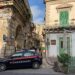 Ubriaco, sfonda le porte di un condominio a Modica. Arrestato