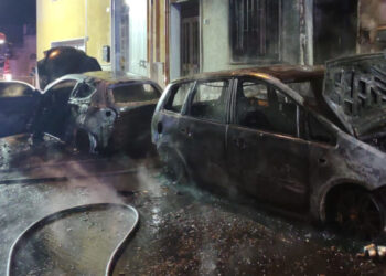 A fuoco due auto a Comiso, danneggiati anche due prospetti di abitazione