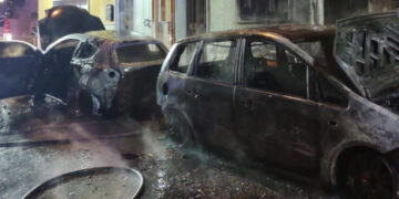 A fuoco due auto a Comiso, danneggiati anche due prospetti di abitazione