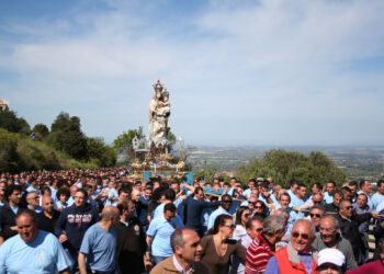 Si alle processioni nella Diocesi di Ragusa, i portatori dovranno indossare le mascherine. Niente fuochi