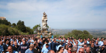Si alle processioni nella Diocesi di Ragusa, i portatori dovranno indossare le mascherine. Niente fuochi